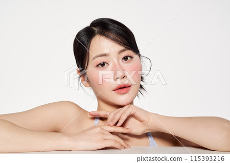 Asian woman posing with summer cool tone makeup 115393216