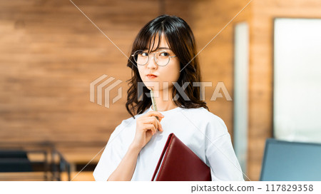 business woman thinking 117829358