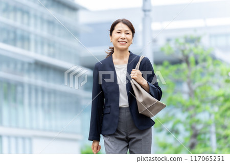 Business woman in her 50s 117065251