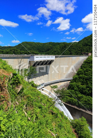 [Hiroshima Prefecture] Release of water from Nukui Dam on a clear day 117250484