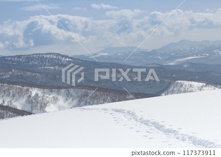 Winter scenery and human footprints around Rusutsu, Hokkaido, seen from the summit 117373911