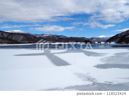 冬天的秋元湖、裡磐梯。半結冰的湖面上形成了跑道般的圖案，與雪山形成了令人印象深刻的合作。 118523424