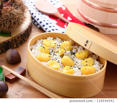 Autumn taste: Chestnut rice in a bento box 118544541