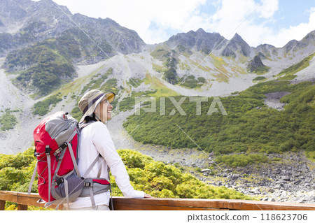 一名女子正在攀登北阿爾卑斯山 118623706