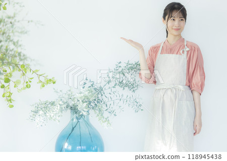 Apron woman 118945438