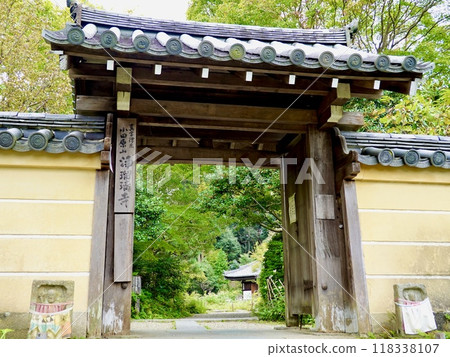 Joruriji Temple: A glimpse of the main hall through the temple gate, Kamo-cho, Kizugawa City, Kyoto Prefecture 118338107