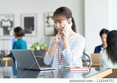 Young business woman calling in the office 118348751