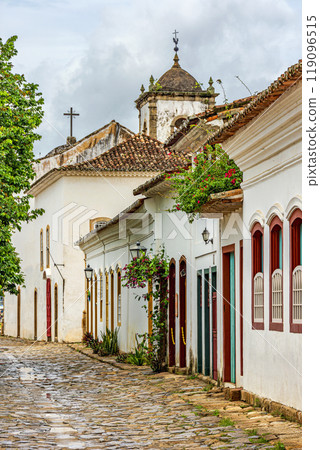 Typical street in the city of Paraty 119096515