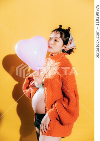 Young bride taking maternity photos 119299978