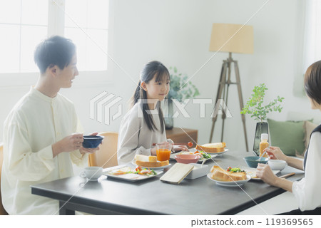 Image of a family dinner table 119369565