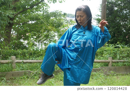 高個子女人在公園伸展身體 120814428