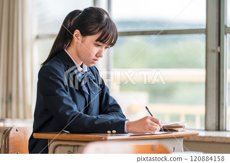 High school, junior high school, and elementary school girls taking exams and tests in school classrooms and cram schools (examination) 120884158