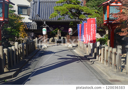 The mountain gate of the approach to Ryotoku-in Temple in Fukushima, Osaka - 1 120036383