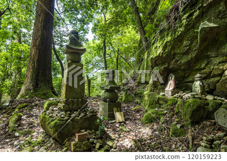 Jizo statue and stone tower in the grounds of Nyoninkoya Muroji Temple, Muro, Uda City, Nara Prefecture 120159223