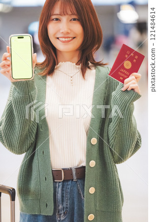 Image of tourists giving directions via smartphone 121484614