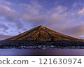 Mount Nantai at sunrise from Lake Chuzenji in winter 121630974