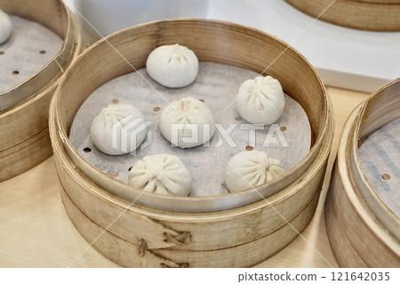 Xiaolongbao making in Taiwan 121642035