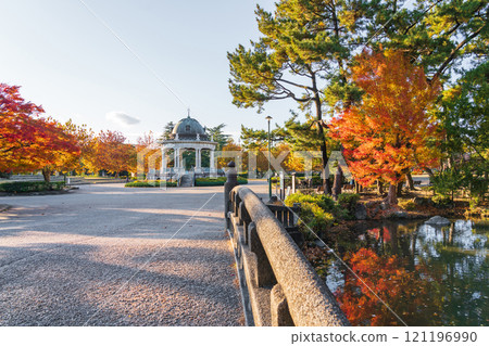 鶴舞公園的音樂廳，梧桐樹泛黃（愛知縣名古屋市） 121196990