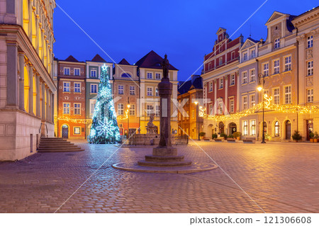 Christmas Market and Poznan Town Hall at Dawn, Poznan, Poland 121306608