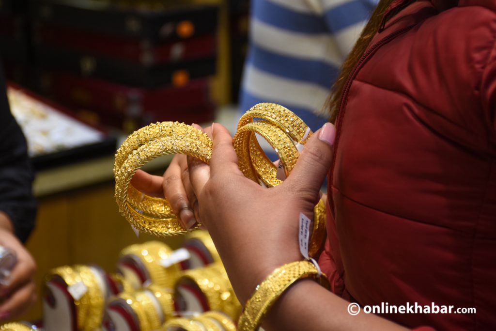 Gold price increases by Rs 1,600 per tola