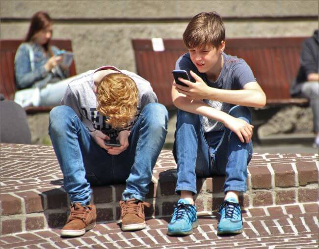 kids using smartphones