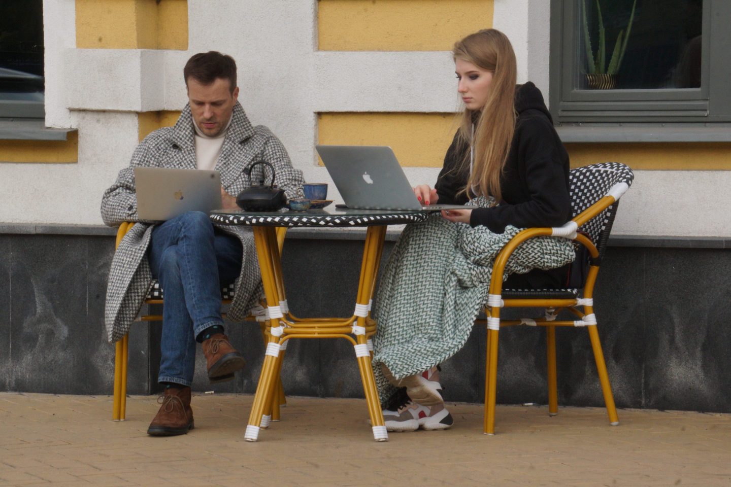 Two people at a cafe in Moscow