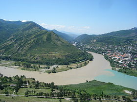 Vue de la ville depuis le monastère de Djvari.