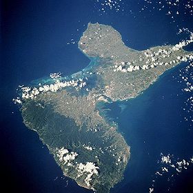 Vue satellite de la Guadeloupe avec Grande-Terre (dernier plan).