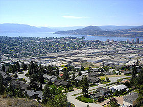 Vue de Kelowna et du lac Okanagan.