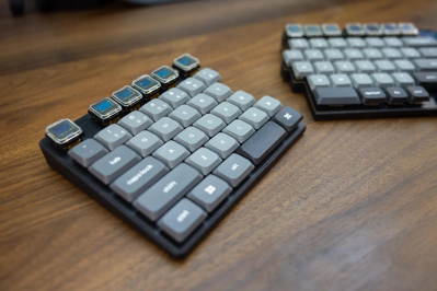 The Crater75 split keyboard, which features OLEDs on the Function row.