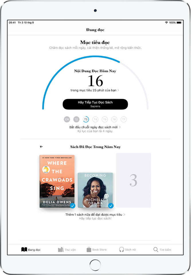 Phần Mục tiêu đọc trong tab Đang đọc. Bộ đếm đọc sách cho thấy rằng bạn đã hoàn thành 10 phút trong số 20 phút mục tiêu. Bên dưới bộ đếm là nút Tiếp tục đọc và các vòng tròn hiển thị các ngày trong tuần, từ Chủ Nhật đến Thứ Bảy. Các vòng tròn cho Chủ Nhật và Thứ Hai có màu lam, biểu thị mục tiêu đọc đã đạt được. Vòng tròn cho Thứ Ba có đường viền bao quanh một nửa vòng tròn, biểu thị tiến trình cho ngày hôm đó. Các vòng tròn cho Thứ Tư đến Thứ Bảy có màu xám. Ở giữa màn hình hiển thị Sách Đã Đọc Trong Năm Nay. Ba hình vuông, biểu thị một mục tiêu đọc gồm ba cuốn sách. Một bìa sách bao phủ một hình vuông, biểu thị một cuốn sách đã đọc cho năm đó.