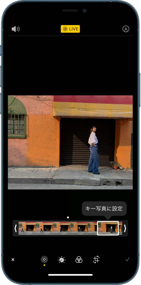 Live Photos画面。中央にLive Photosが表示されています。上部中央に「Live」ボタン、左上にサウンドボタンがあります。写真の下にフレームビューアがあり、「キー写真に設定」ボタンがアクティブになっています。フレームビューアの両端には2つの矢印があり、これでLive Photosをトリミングできます。