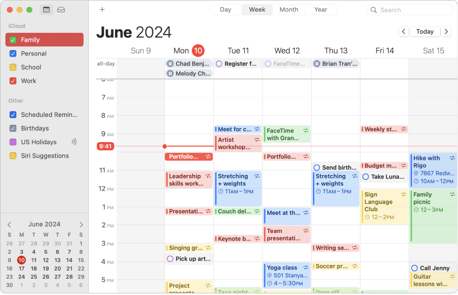 Ventana de Calendario en la visualización Mes donde se muestran los calendarios personal, de trabajo, familiar y del centro educativo con códigos de colores en la barra lateral bajo la cabecera de la cuenta de iCloud.