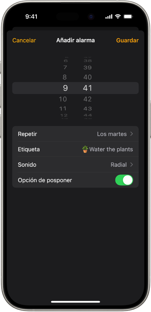 Pantalla para cambiar una alarma, con ajustes para cambiar la hora de la alarma, elegir si la alarma se repite, añadir una etiqueta a la alarma, seleccionar el sonido de la alarma y activar la opción de posponer.