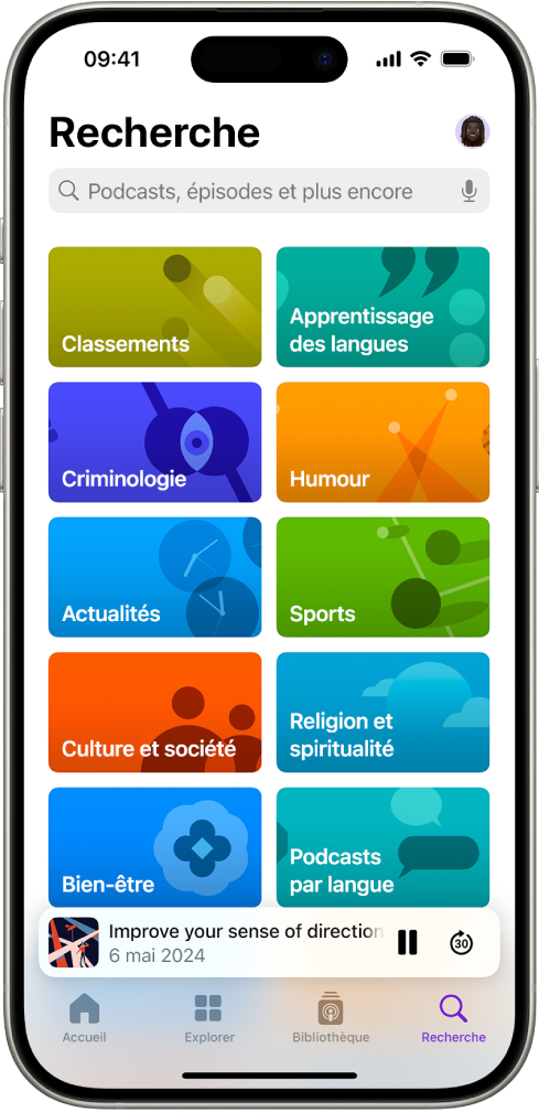 L’écran de recherche de l’app Podcasts, affichant les catégories de podcasts. Vers le bas de l’écran se trouvent les illustrations de l’épisode, son titre et les boutons de pause et d’avance rapide. En bas de l’écran se trouvent les onglets Accueil, Parcourir, Bibliothèque et Rechercher.