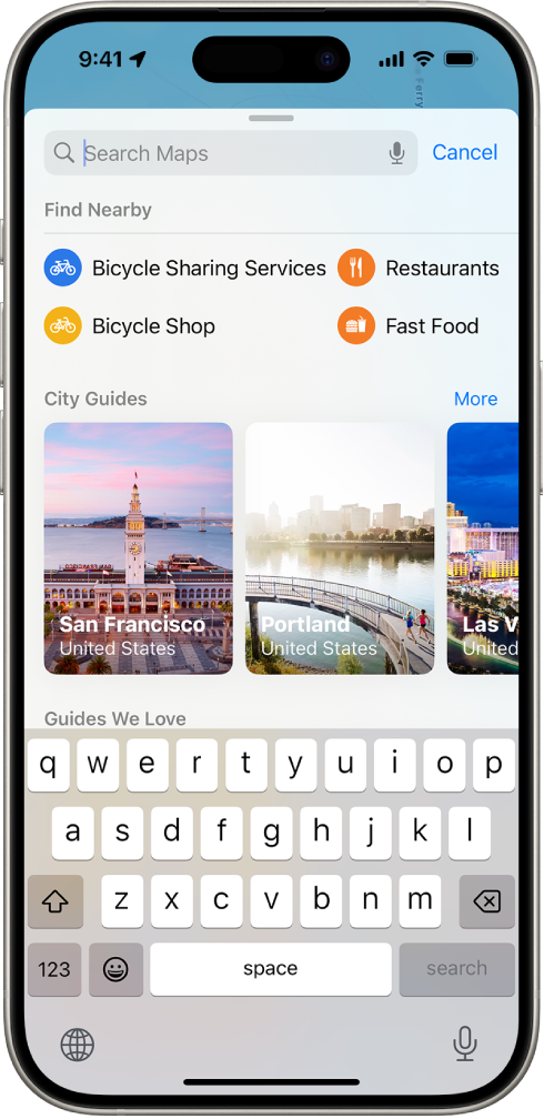 היישום ״מפות״ מציג את שדה החיפוש, קטגוריות של שירותים שנמצאים בסביבה ומדריכי ערים. בתחתית המסך נמצאת המקלדת על המסך של ה‑iPhone.