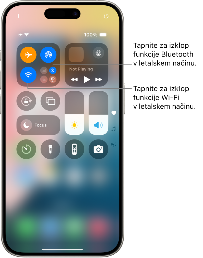 Funkcija Nadzorno središče v iPhonu. V zgornji levi skupini krmilnih funkcij sta gumb Wi-Fi (spodaj levo) in gumb Bluetooth (spodaj desno). Letalski način, Wi-Fi in Bluetooth so vklopljeni. Tapnite gumb Bluetooth, da izklopite Bluetooth v načinu Letalski način. Tapnite gumb Wi-Fi, da izklopite Wi-Fi v načinu Letalski način.