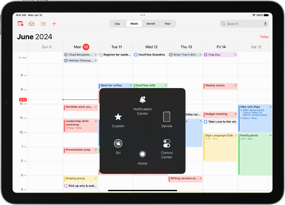 iPad en què es mostra el menú de l’AssistiveTouch amb els controls del centre de notificacions, del dispositiu, del centre de control, de la pantalla d’inici, de Siri i de la personalització.