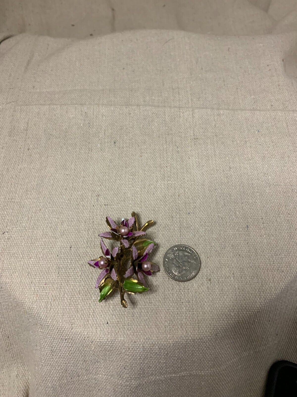 Vtg lavender floral broach quarter sized. - image 1