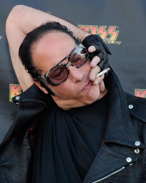 Andrew Dice Clay pali papierosa (lub trawkę)
