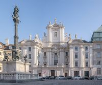 Segundo a tradição, foi na sacada dessa igreja onde a declaração de abdicação do imperador Franz foi lida.