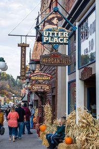 On this Devils Tower day trip from South Dakota, visit Spearfish Canyon, Deadwood and Lead. This can be done from Rapid City or the Black Hills of South Dakota. #devilstower #southdakota #roadtrip