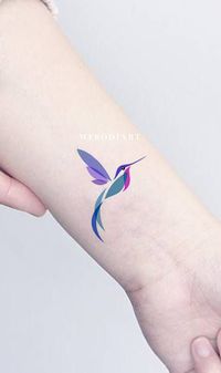 Watercolor Hummingbird Wrist Tattoo Ideas for Women - Beautiful Colorful Color Block Bird Arm Tat - ideas coloridas del tatuaje de la muñeca del colibrí de la acuarela para las mujeres - www.MyBodiArt.com #tattoos