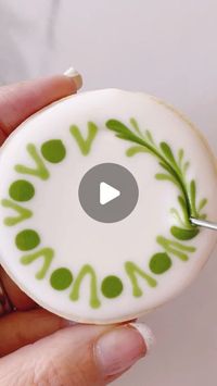 The Cookie Box Club on Instagram: "Do you like wet on wet icing designs? #royalicing #sugarcookies #cookiedecorating #decoratingcookies #decoratedcookies #sugarcookie #wetonwetcookies"