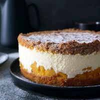 mamas-schmandtorte-mit-pfirsichen-ein-altes-familienrezept