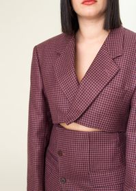 Description Ensemble de tailleur en lainage violet. Blazer crop et jupe portefeuille taille haute à boutons. La jupe comporte 2 poches latérales. Coloris Violet Taille / Best Fits 36 Mesures Veste Longueur dos : 40 cm ; Tour de taille : 88 cm ; Largeur épaules: 47 cm ; Longueur des manches : 62 cm Jupe Longueur: 38 cm ; Tour de taille : 76 cm ; Tour de bassin : 94 cm Taille du modèle photoLéa mesure 1m70 et porte ici du 36Flavie mesure 1m60 et porte ici du 36 Matière Tissus principal: 100% Pure