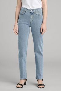 Arguably one of the most obvious essentials in a woman's wardrobe, the washed jeans has seen countless shapes, cuts and looks since its fashion renaissance in the 80s. The Standard Jeans: Standard as in neither skinny nor boyfriend, not flared or bootcut, not a low cut nor a “mom”-jeans. It’s just - right. A timeless, ever-so-slightly tapered, silhouette, cut from durable 13oz Italian denim with just a touch of stretch for added comfort.