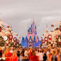 There’s something so truly magical about the evening hustle and bustle at Magic Kingdom ✨ Watching the twinkling lights on Main Street and feeling the excitement in the air is everything. From kids to adults, the joy and wonder in everyone’s eyes remind me why I love this place. Seeing people soak in every moment of a vacation they’ve waited so long for—it’s pure magic. 🏰 #disneynights #mainstreetmagic #makingmemories #waltdisneyworld #disneyparks #magickingdom #orlandoflorida #animalking...