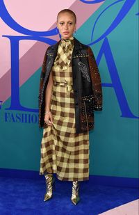 adwoa aboah in coach, 2017 cfda awards