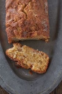 leckerer, saftiger Apfelruehrkuchen mit Zimtkruste